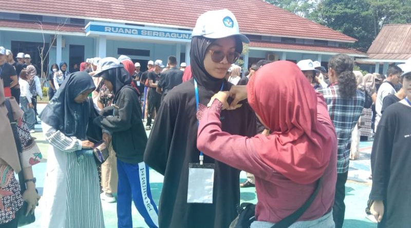 Orangtua Siswa Turut Menyematkan Pin Menandai Berakhirnya MPLS SMK Penerbangan Angkasa Bogor