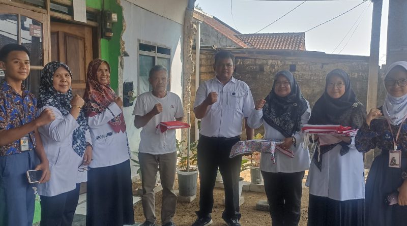 Sambut Kemerdekaan RI ke 79 SMPN 1 Tamansari Bagikan Bendera Merah Putih Kepada Warga