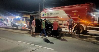 Efek ngantuk, Mobil Taksi Online Tersangkut di Pembatas Jalan