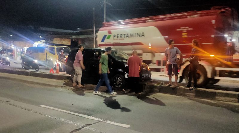 Efek ngantuk, Mobil Taksi Online Tersangkut di Pembatas Jalan