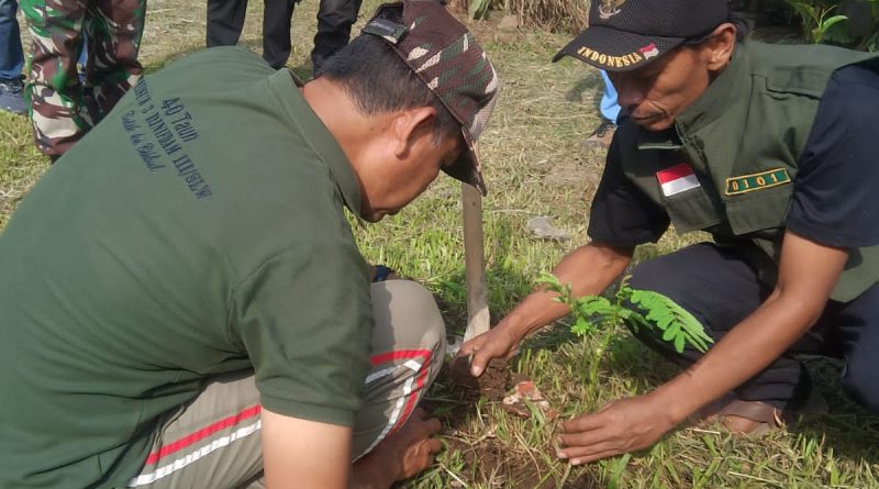 Peringati Hari Kesiapsiagaan Bencana Kelurahan Cikaret Laksanakan Penanaman Bibit Pohon dan Simulasi Evakuasi Mandiri Kebencanaan.