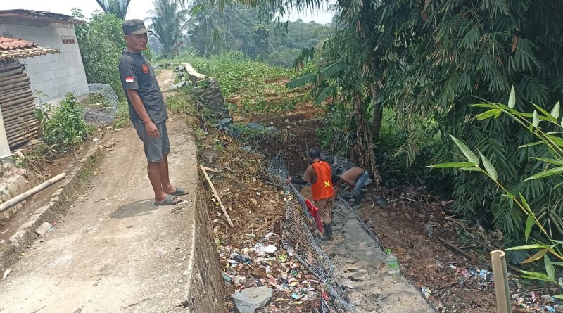 Pembangunan Jalan Poros dan Dayeuh Pajajaran Desa Sukawening Berjalan Optimal, Manfaatkan BKK APBD Kabupaten Bogor Pembangunan Jalan Poros dan Dayeuh Pajajaran Desa Sukawening Berjalan Optimal, Manfaatkan BKK APBD Kabupaten Bogor