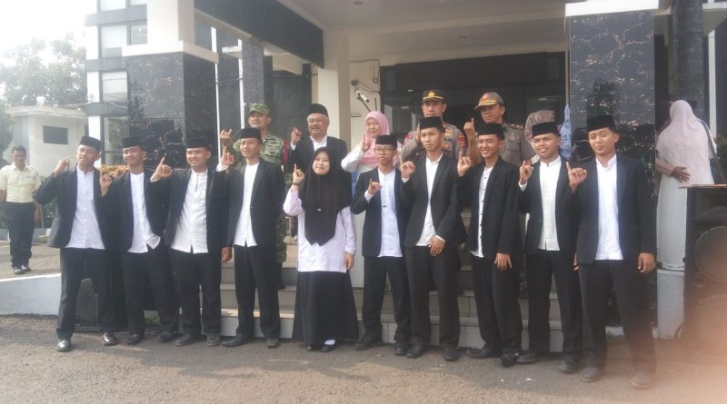 Semangat Hari Santri Nasional 2026 Ratusan Santri Padati Halaman Kantor Kecamatan Ciomas Kab. Bogor Semangat Hari Santri Nasional 2026 Ratusan Santri Padati Halaman Kantor Kecamatan Ciomas Kab. Bogor